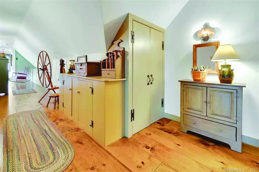 New Englander Closet and Cabinet, Options Package